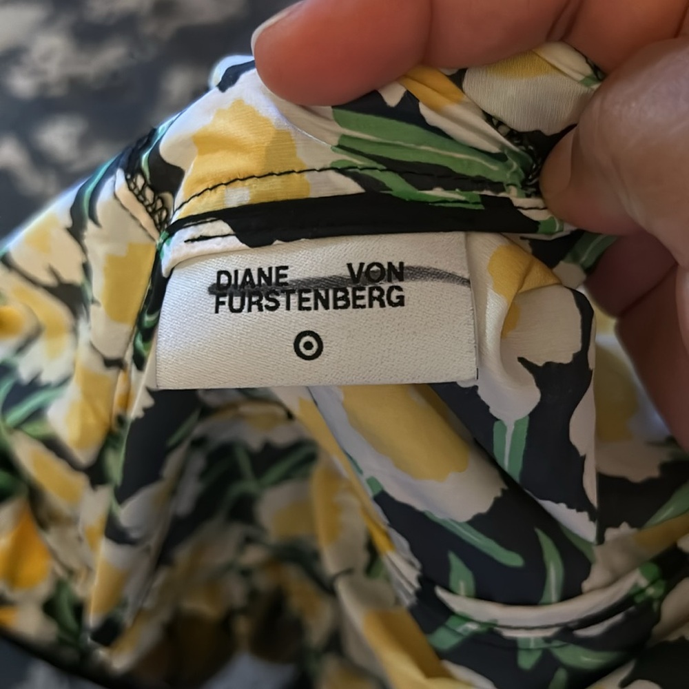 New without tags, Diane Von Furstenberg Target Packable Yellow Poppy Hooded Vest - Picture 5 of 9